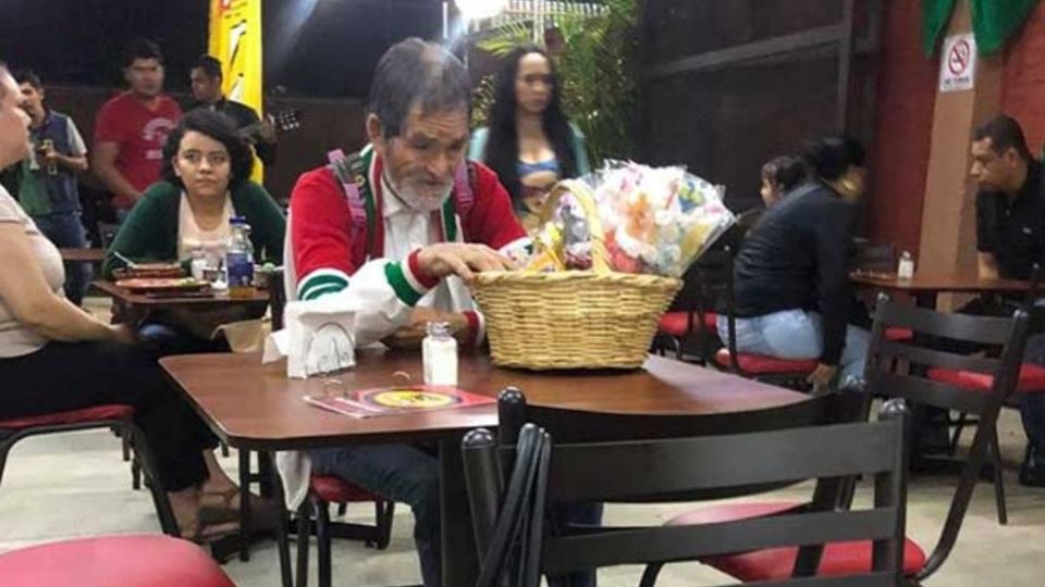 El hombre le intentó darle unas paletas a cambio al niño, pero éste las rechazó para que pudiera venderlas. Foto: @karen.espinosamelgarejo