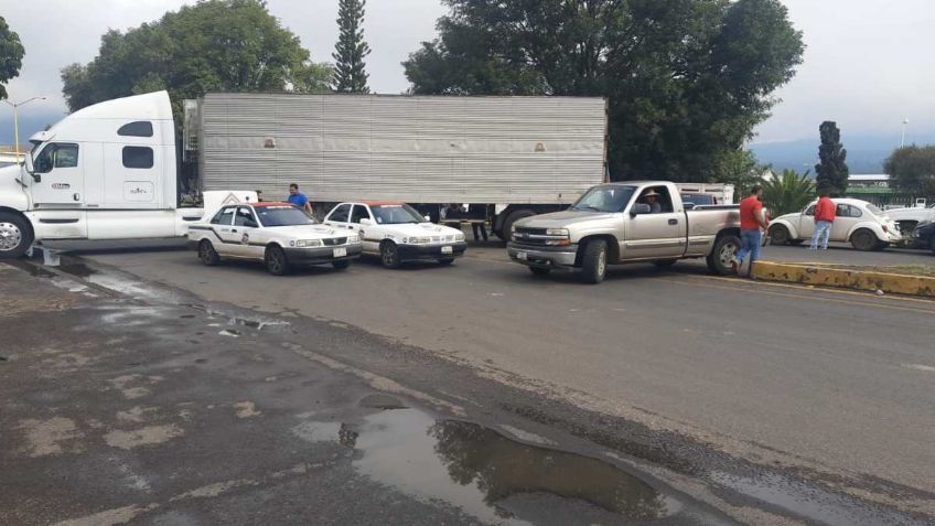 Maestros bloquean acceso a Uruapan; piden cumplir con pagos