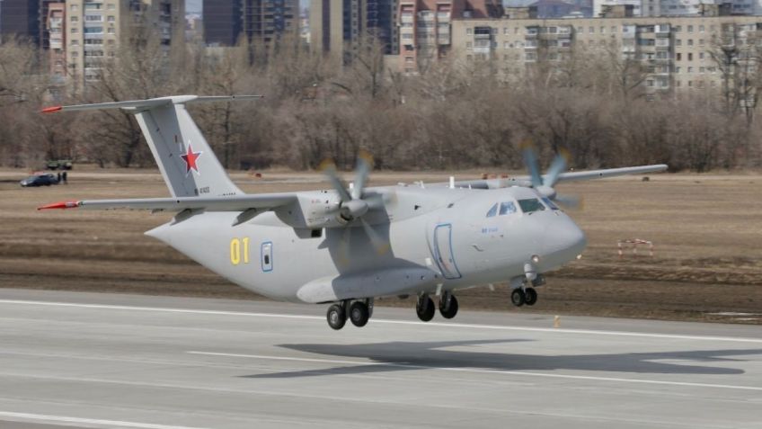 Captan momento en que avión militar ruso, envuelto en llamas, se estrella durante vuelo de práctica: VIDEO