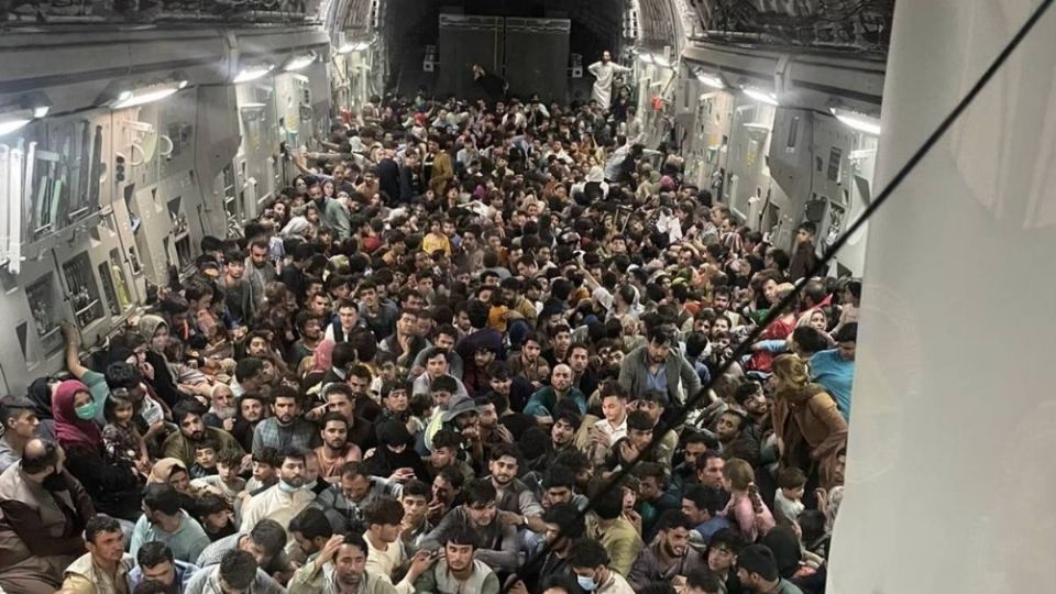 Los afganos volaron desde Kabul a la base aérea de Al Udeid en Qatar y viajaron sentados en el piso del avión. Foto: One Defense