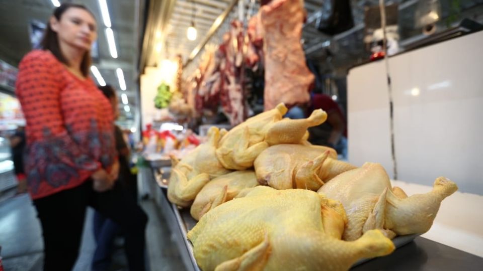 La gente está perdiendo su patrimonio para comer, saca sus ahorros de las Afore y se endeudan para mantener a sus familias,, denunciaron los legisladores del PAN. FOTO: ESPECIAL