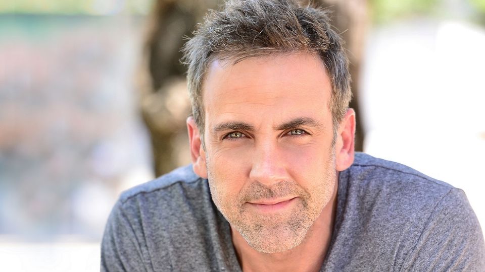 El actor Carlos Ponce compartió en redes sociales el tratamiento de cuidado facial que realiza para quitarse vellos en oídos y nariz. Foto: Especial