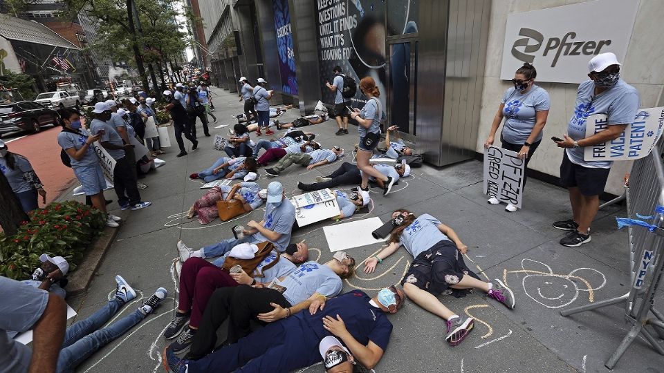 Un debate científico es cuánto dura la inmunidad tras recibir la segunda dosis de la vacuna contra el COVID-19. Foto: AP
