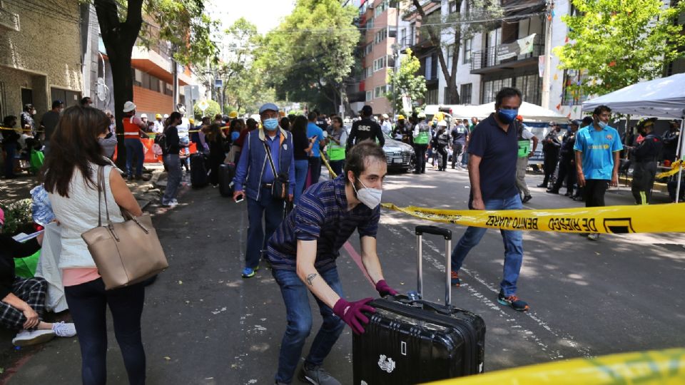 Los vecinos acudieron al conjunto condominal a recoger sus pertenencias personales y de valor.