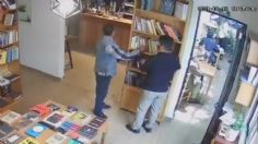 Captan a dos hombres "guardándose" libros de una tienda en la Del Valle: VIDEO VIRAL