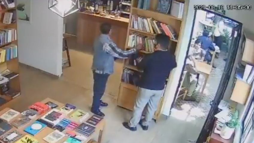 Captan a dos hombres "guardándose" libros de una tienda en la Del Valle: VIDEO VIRAL