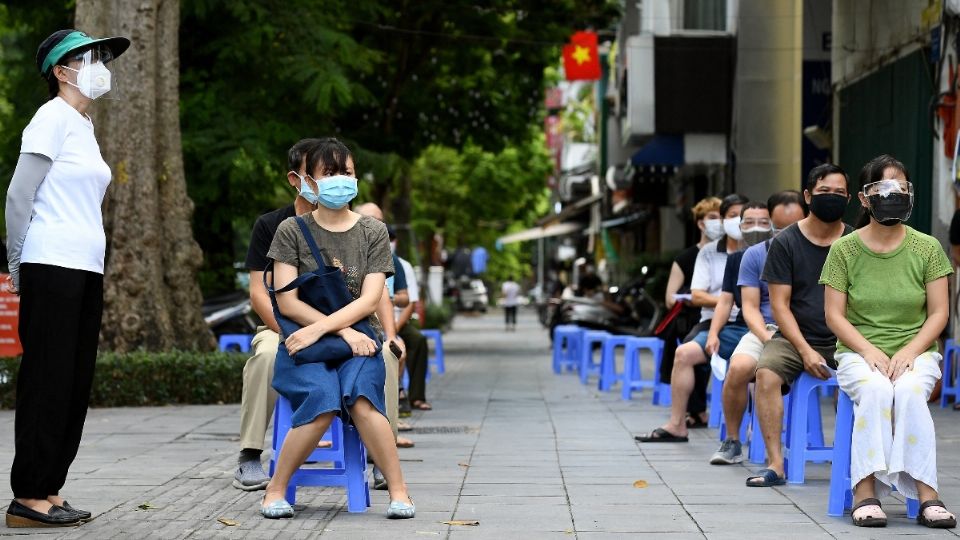 VIETNAM.  Ante el aumento de casos, ciudadanos acuden a realizarse pruebas rápidas. Foto: AFP