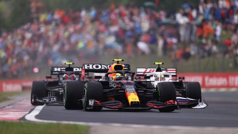 Sergio Pérez maneja auto de Red Bull durante el Gran Premio de Hungría. Foto: Twitter @SChecoPerez