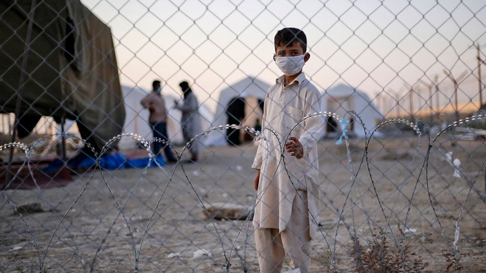 Niño afgano refugiado muere en Reino Unido al caer de un noveno piso. Foto: AFP