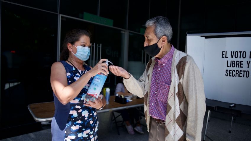 Durante consulta cumplen medidas sanitarias