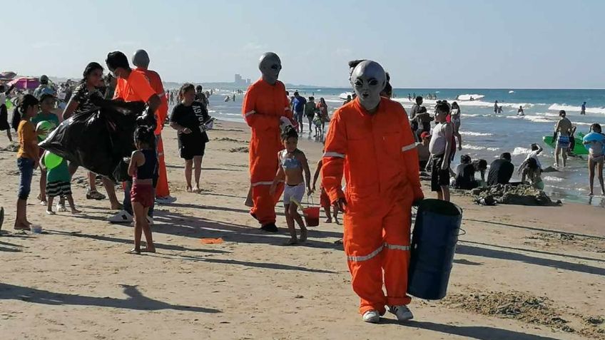 "Extraterrestres" recogen basura en la playa Miramar | FOTOS