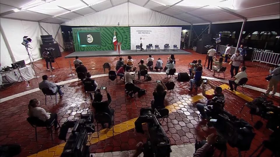 La lluvia inundó partes del escenario de la Conferencia Mañanera de AMLO 
FOTO: YouTube