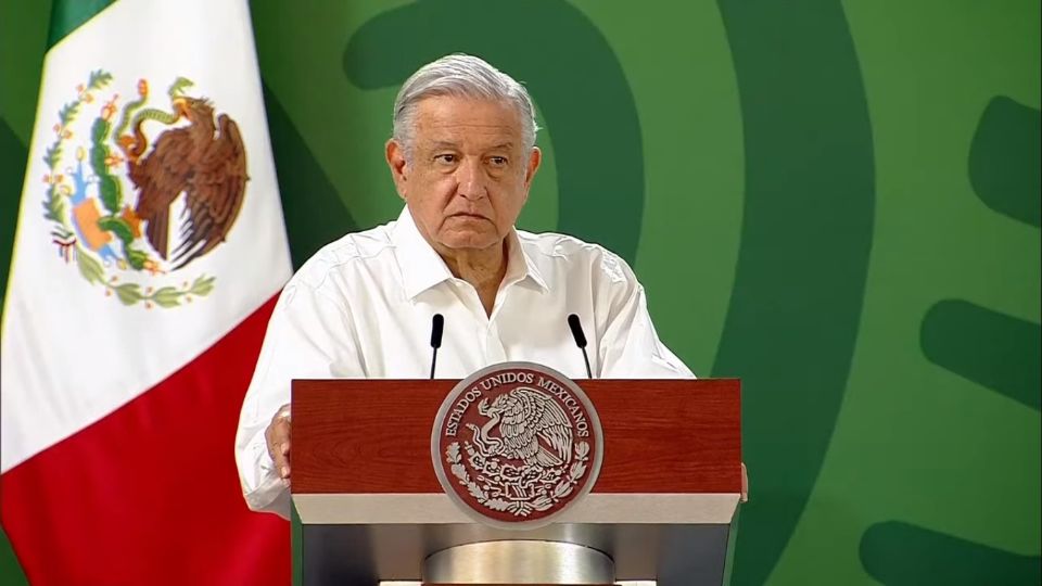 López Obrador aplaudió la participación ciudadana en la consulta de ayer 
FOTO: YouTube