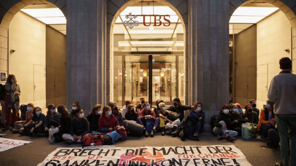 Ecologistas bloquearon ayer las entradas a las sedes de dos grandes bancos de Suiza.