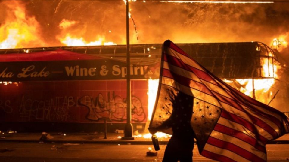 CON ALTO VALOR. Cortez capturó esta imagen de las protestas por la muerte de George Floyd, el 28 de mayo de 2020. Foto: