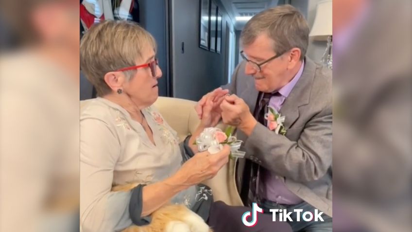 Hombre le propone matrimonio a su esposa con Alzheimer tras 45 años de casados: VIDEO VIRAL