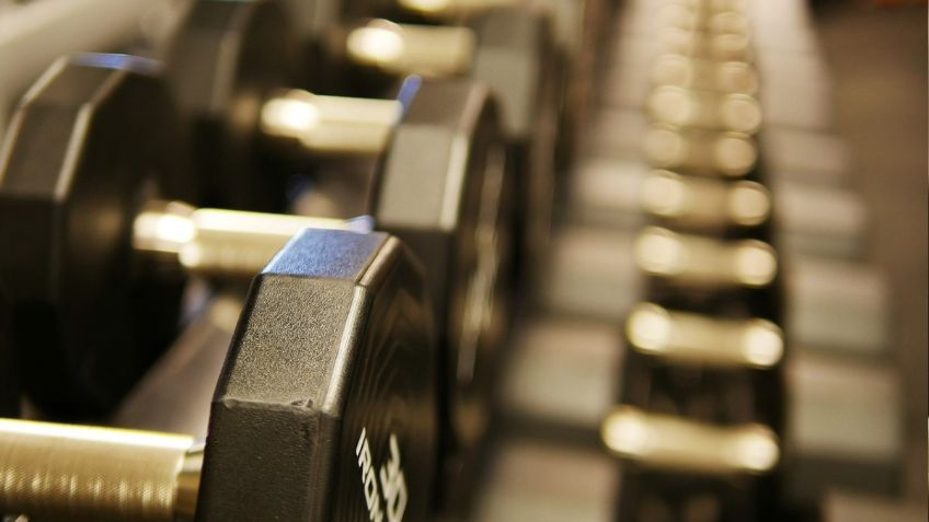 Iba al gimnasio a entrenar, pero terminó en un féretro; hombre muere mientras usa una caminadora