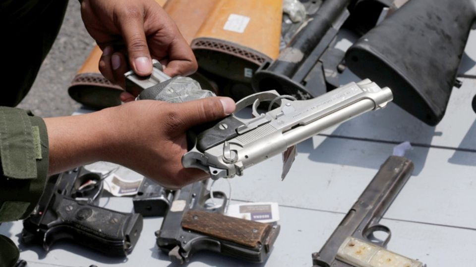 La SRE anunció que una corte de EU admitió la demanda de México en contra de las empresas productoras de armas. Foto: Reuters