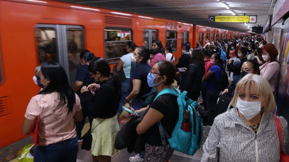 Los retrasos han generado aglomeraciones en los andenes. FOTO: Cuartoscuro