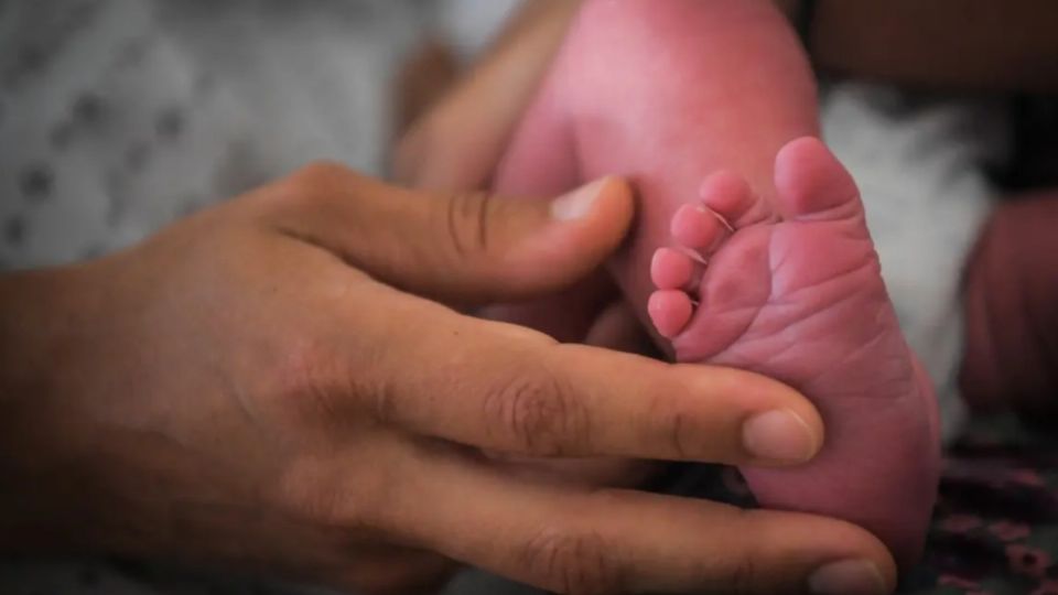 La bebé se encontraba en un hotel con el hombre