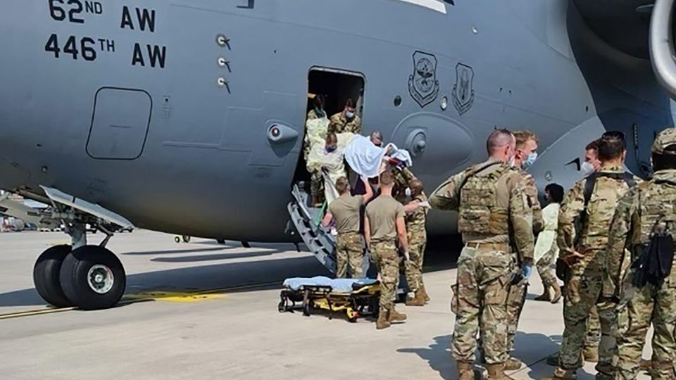 NUEVA VIDA. Una afgana dio a luz a una bebé en un avión militar estadounidense que la evacuó a la base de Ramstein, en Alemania. Foto: AFP