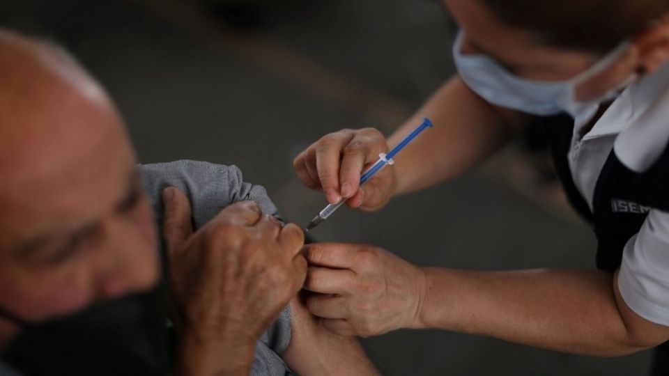 La dependencia de salud señaló que ya se investiga cómo fue que el sujeto logró inmunizarse con ese número de dosis. FOTO: ESPECIAL