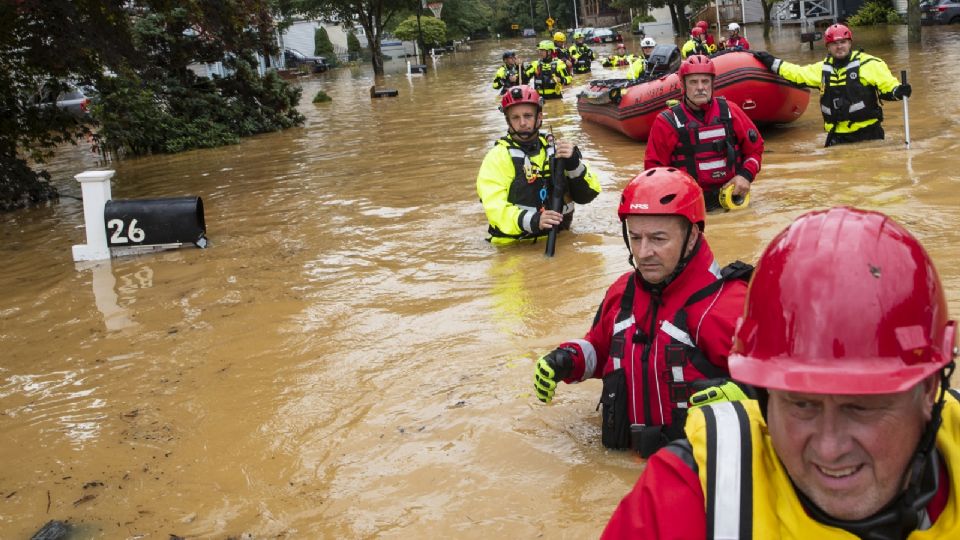 Cientos de rescatistas ayudan con las labores de evacuación.