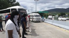 Normalistas de Ayotzinapa bloquean la Autopista del Sol; exigen atención a diferentes demandas