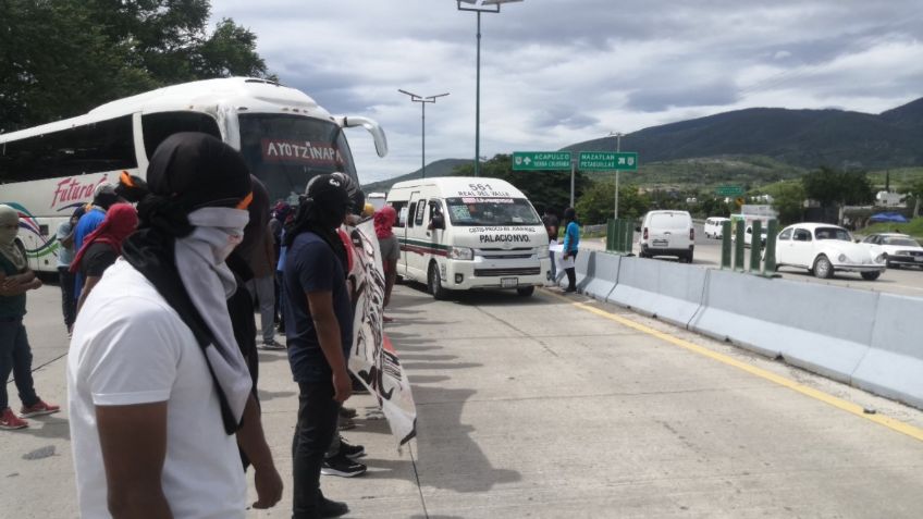 Normalistas de Ayotzinapa bloquean la Autopista del Sol; exigen atención a diferentes demandas