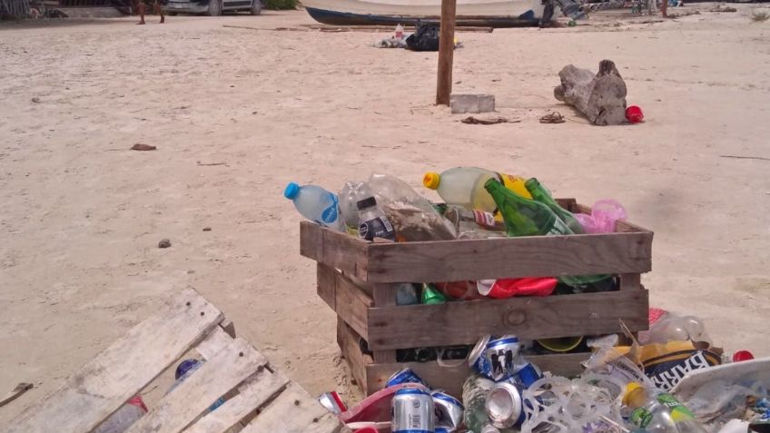 Isla Holbox, inundada de basura, otra vez