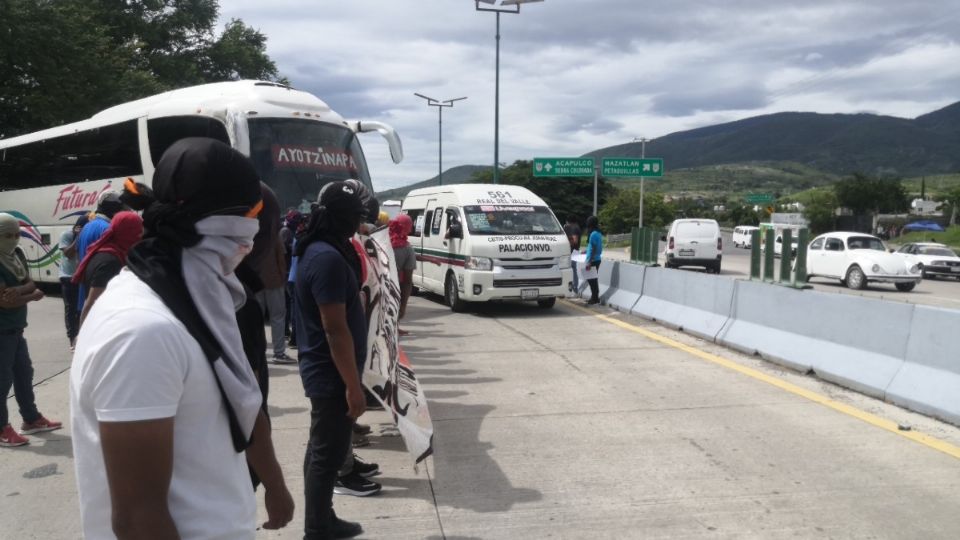 La acción de protesta inició aproximadamente a las 11 de la mañana de este martes. Foto: Especial