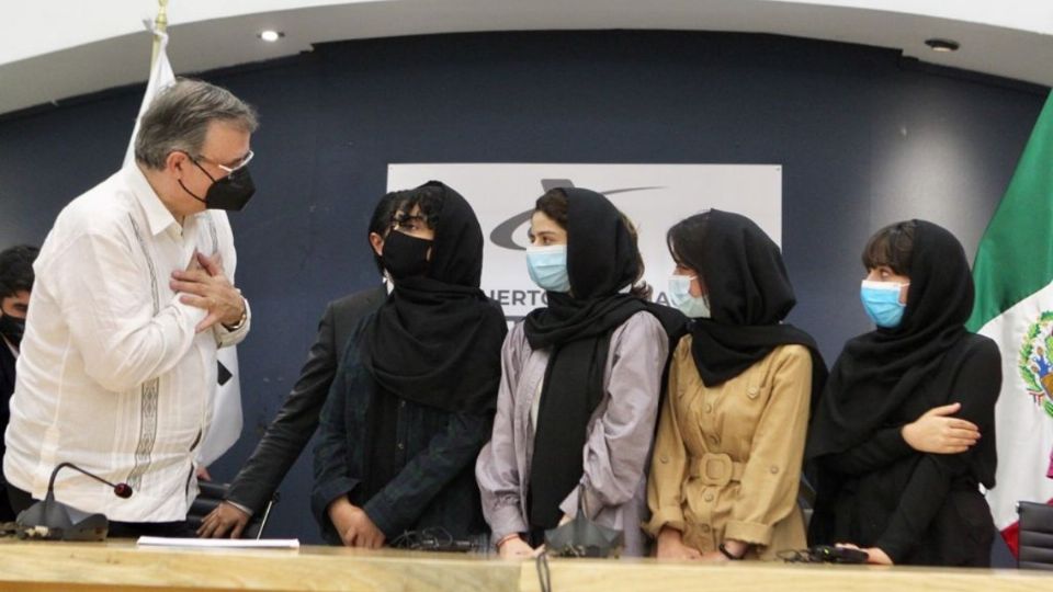 El canciller Marcelo Ebrard con el equipo de robótica femenil de Afganistán. Foto: SRE