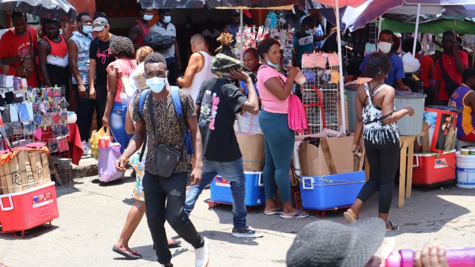 VENDIMIA. Venta de aguas, comida o de tarjetas de telefonía celular son las principales actividades que hacen los haitianos para sobrevivir. Foto: José Torres