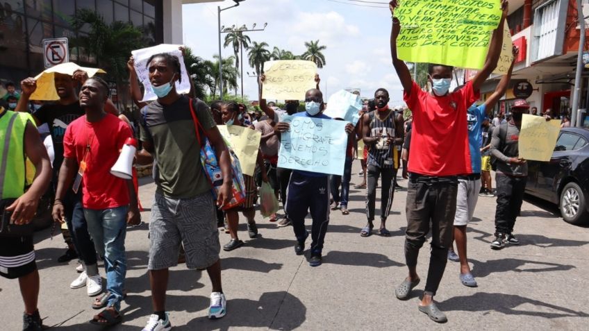 Haitianos bloquean avenidas en Tapachula, piden regularización migratoria