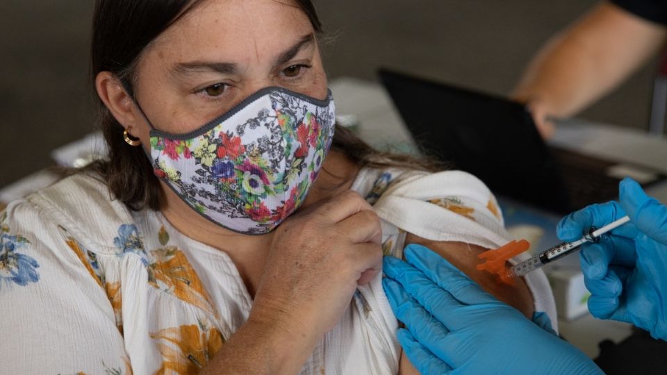 Añadieron que a partir del 1 de octubre de 2021 todos los solicitantes estarán obligados a aplicarse la vacuna. Foto: AFP