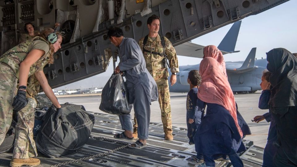 La administración Biden ha estado en coordinación con los talibanes para la seguridad fuera del aeropuerto. Foto: Fuerza Aérea vía AP