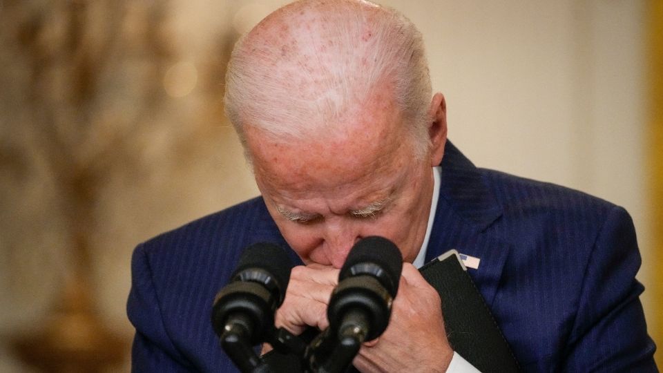 CONFERENCIA. El presidente Biden hace una pausa en medio del caos. Foto: AFP