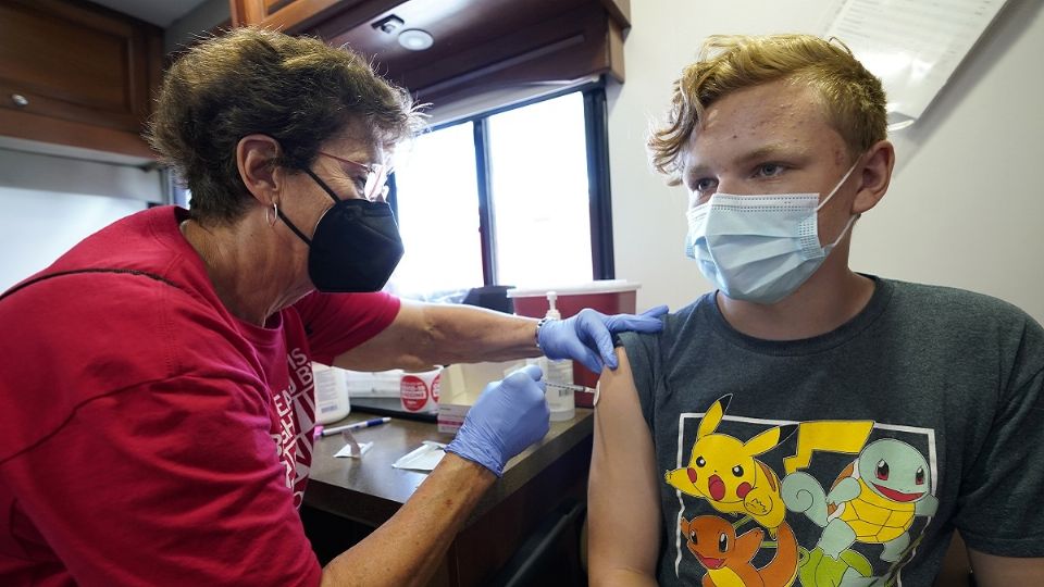 La Agencia Danesa de Medicamentos anunció ayer que estudia el posible nexo entre el síndrome inflamatorio multisistémico pediátrico. Foto: AP