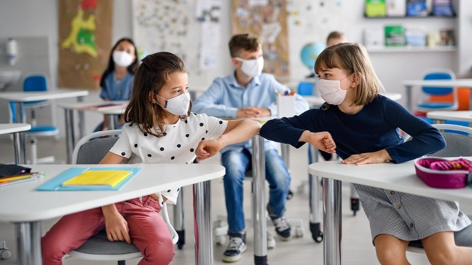 El regreso a clases presenciales supone la posibilidad de contagio entre los niños si no aplican la sana distancia. Foto: Especial