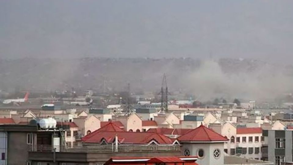 Imagen de archivo del humo tras el atentado del 26 de agosto en Kabul. Foto: EFE
