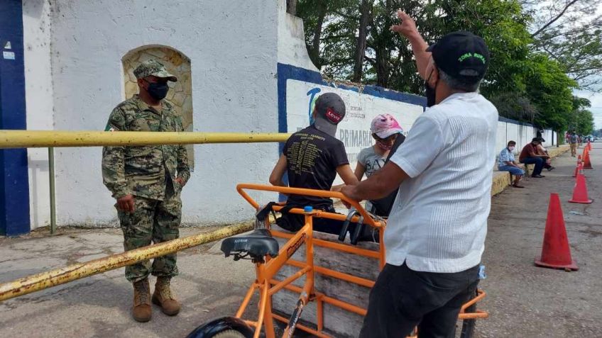 Hombre con hernia de disco llevó en bicicleta a su hermana discapacitada a ser vacunada en Tamaulipas