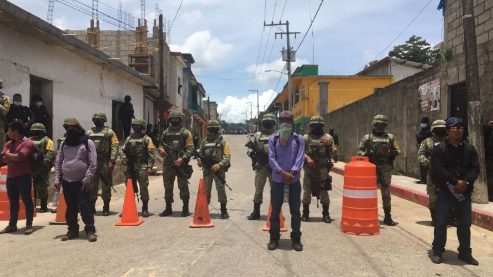 Elementos de las Secretarías de Seguridad Pública y Protección Ciudadana, de la Defensa Nacional y pobladores acordonaron la zona en la que se lleva a cabo la mesa de diálogo. Foto: Jeny Pascacio