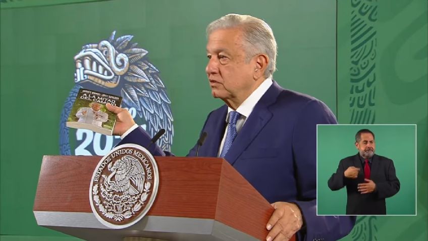 AMLO presenta su libro "A la mitad del camino" en la mañanera: "No se van aburrir"