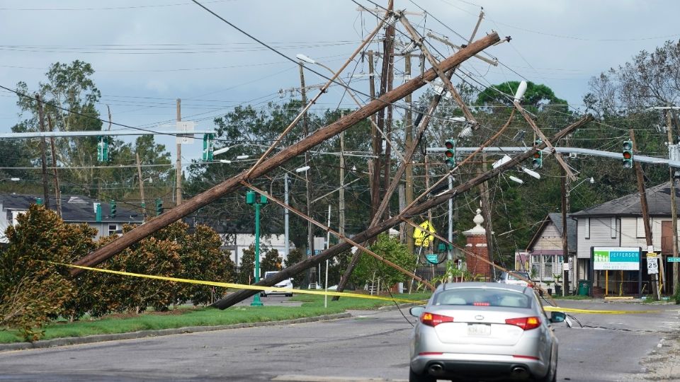 LUISIANA. El tráfico fue desviado alrededor de los postes de energía que cuelgan sobre una carretera, tras el meteoro. Foto: AP