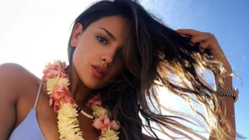 Eiza González saca su lado salvaje; se trepa a un árbol para tomar el sol