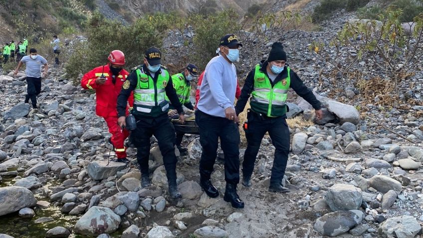 Al menos 29 personas murieron tras caída de autobús a barranco en Perú