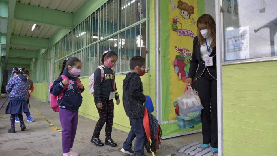 A pesar de las medidas sanitarias en los planteles escolares,
padres de familia decidieron no enviar a sus hijos a clases
presenciales. En primarias y secundarias se observaron pocos
estudiantes; algunos salones, hasta con sólo tres alumnos