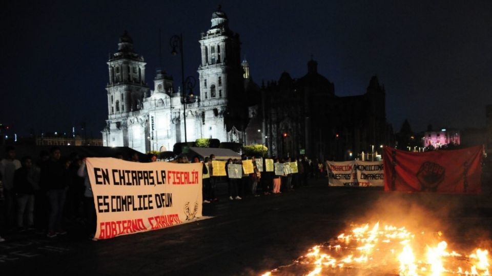 El campamento de los normalistas estaba instalado frente a Palacio Nacional. Foto: Cuartoscuro