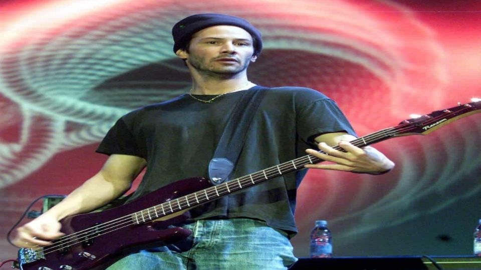 El actor Keanu Reeves tocando para su banda Dogstar