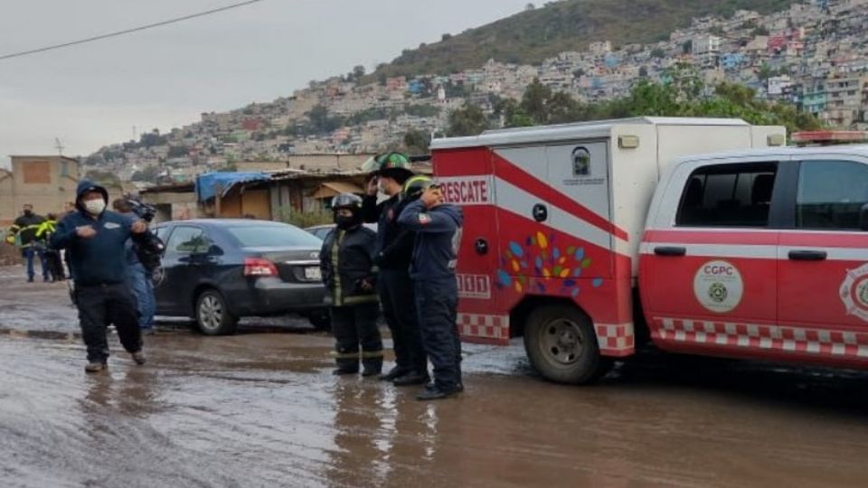 Elementos del cuerpo de bomberos de tres municipios se sumaron a las labores de rescate de la joven. Foto: @Gob_Tlalne